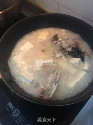 鱼头炖豆腐的做法步骤：4