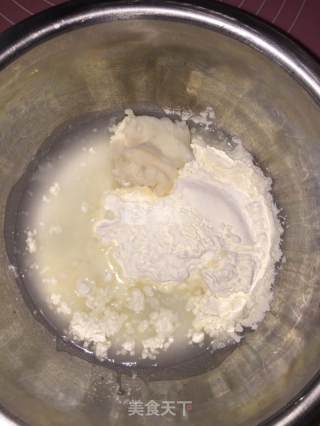 莲蓉蛋黄月饼的做法步骤：1