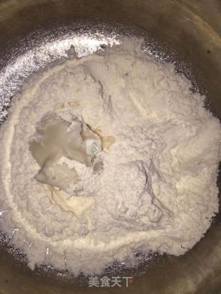 莲蓉蛋黄月饼的做法步骤：2