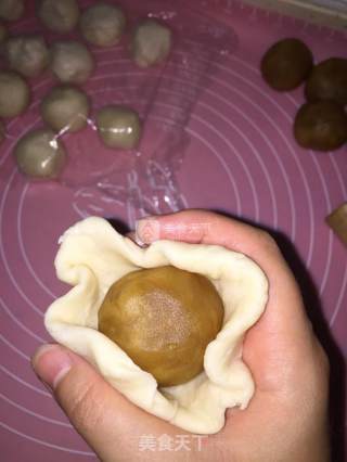 莲蓉蛋黄月饼的做法步骤：11