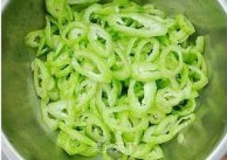 清炒蛇豆角/蛇瓜的做法步骤：1