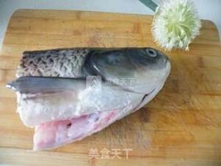 鱼头炖豆腐的做法步骤：1