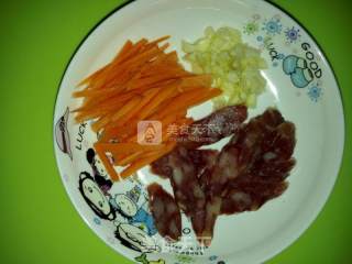 蒜苔胡萝卜丝炒腊肠的做法步骤：2