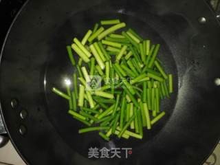 蒜苔胡萝卜丝炒腊肠的做法步骤：3