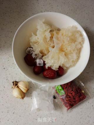 银耳红枣百合汤的做法步骤：1