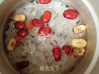 银耳红枣百合汤的做法步骤：2