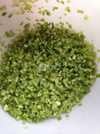 芹菜猪肉馅饺子的做法步骤：1