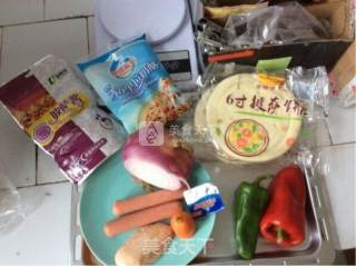 热狗鸡翅披萨的做法步骤：1