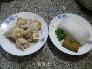 咖喱鸡翅根煮粉丝的做法步骤：1