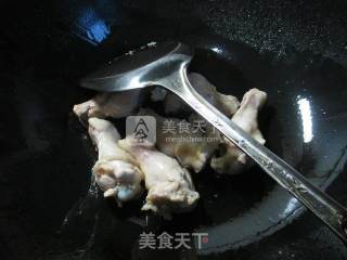 咖喱鸡翅根煮粉丝的做法步骤：2