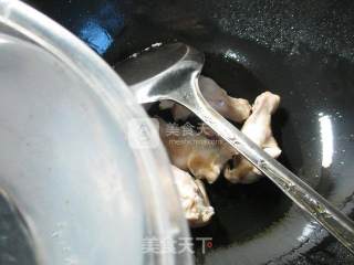 咖喱鸡翅根煮粉丝的做法步骤：3