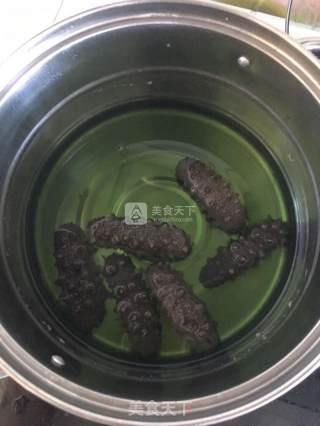 葱烧海参的做法步骤：1