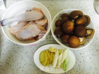 香菇鸡汤的做法步骤：1