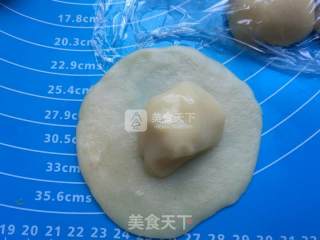 传统酥皮五仁月饼的做法步骤：7
