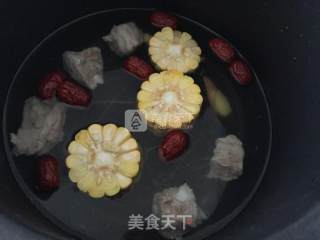 玉米红枣排骨汤的做法步骤：2