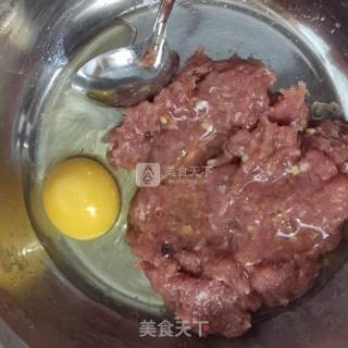 鲜肉煎饺的做法步骤：1