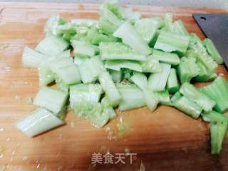 黄瓜拌金针菇的做法步骤：2