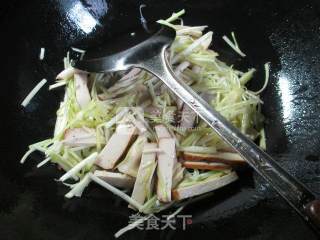 韭菜芽香干炒秀珍菇的做法步骤：4