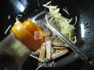 韭菜芽香干炒秀珍菇的做法步骤：5
