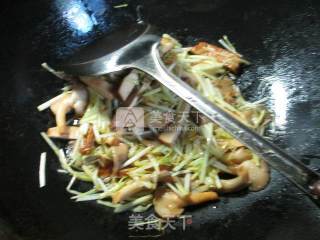 韭菜芽香干炒秀珍菇的做法步骤：7