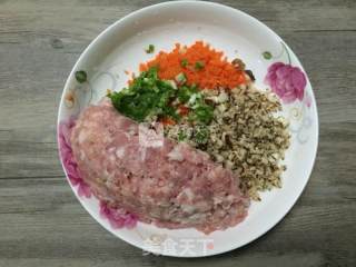 炸肉圆子的做法步骤：1