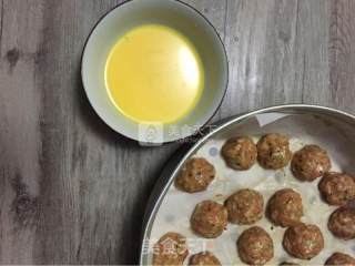 炸肉圆子的做法步骤：4