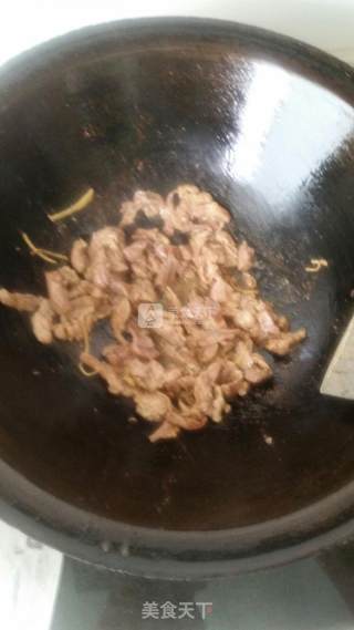 家常菜：肉片炒蒜苔的做法步骤：2