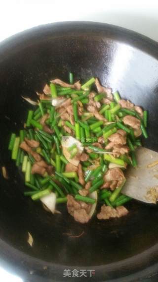 家常菜：肉片炒蒜苔的做法步骤：5