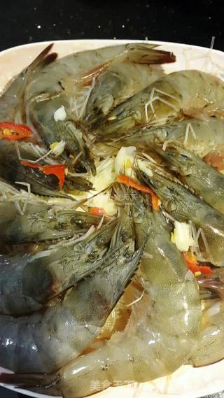 蒜蓉清蒸粉丝虾的做法步骤：2
