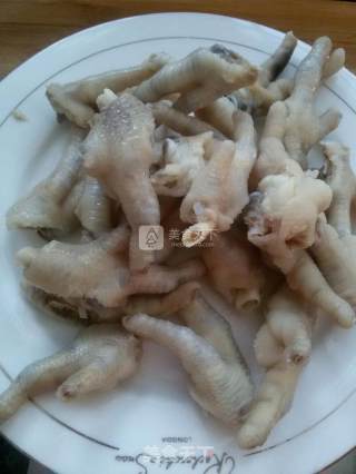 红烧凤爪的做法步骤：1