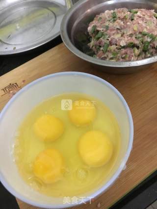 荷包蛋/蛋饺的做法步骤：1