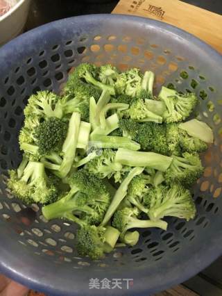 西兰花炒肉片的做法步骤：2