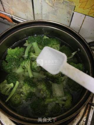 西兰花炒肉片的做法步骤：3