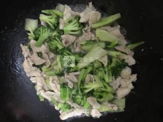 西兰花炒肉片的做法步骤：9