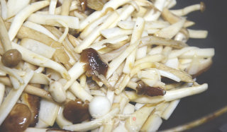 围山公社浏阳菜：茶油焖杂菌的做法步骤：3