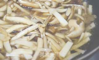 围山公社浏阳菜：茶油焖杂菌的做法步骤：4