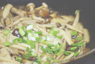 围山公社浏阳菜：茶油焖杂菌的做法步骤：5