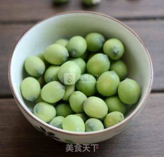 应季美食---椰香莲子露的做法步骤：1