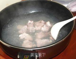 胡萝卜玉米排骨汤的做法步骤：5