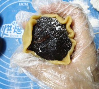 广式豆沙月饼的做法步骤：7