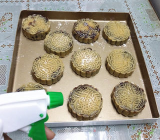 广式豆沙月饼的做法步骤：12