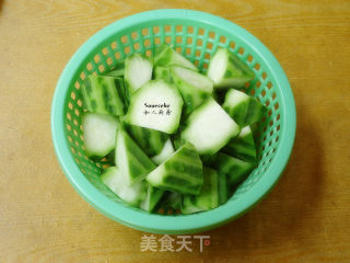 鱼头丝瓜汤的做法步骤：2