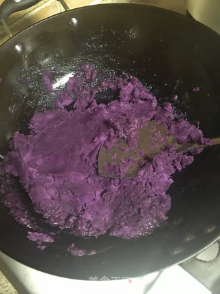 蛋黄月饼的做法步骤：2