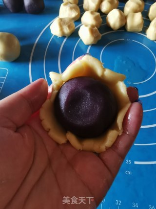 蛋黄月饼的做法步骤：9