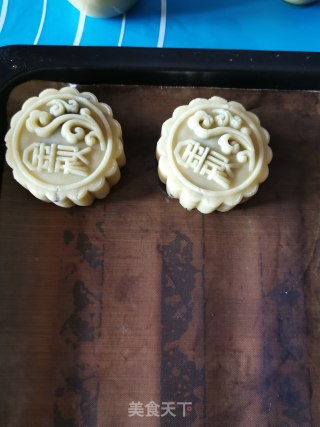 蛋黄月饼的做法步骤：10