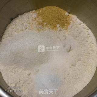 西瓜型港式吐司（手揉版）的做法步骤：1