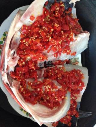 简单易做的美味——剁椒鱼头的做法步骤：1
