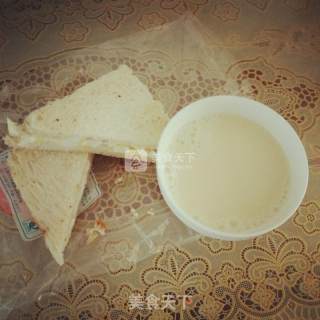 豆浆+鸡蛋三明治的做法步骤：1