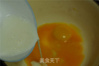 豆浆火龙果慕斯蛋糕的做法步骤：2