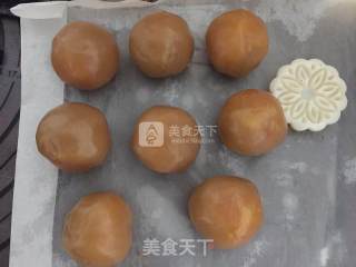 蛋黄莲蓉月饼的做法步骤：5